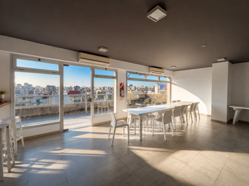 ALMAGRO. Av. CORRIENTES al 3100. Gran Ambiente en Edificio con Full Amenities