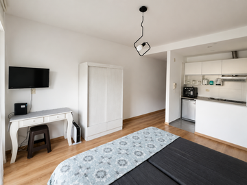 ALMAGRO. Av. CORRIENTES al 3100. Gran Ambiente en Edificio con Full Amenities