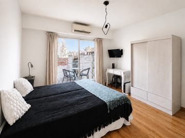 ALMAGRO. Av. CORRIENTES al 3100. Gran Ambiente en Edificio con Full Amenities