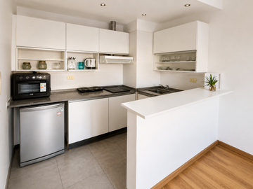 ALMAGRO. Av. CORRIENTES al 3100. Gran Ambiente en Edificio con Full Amenities
