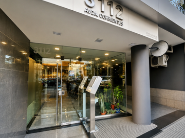ALMAGRO. Av. CORRIENTES al 3100. Gran Ambiente en Edificio con Full Amenities