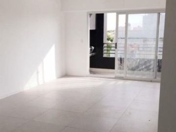 Departamento de 3 amb. al frente A ESTRENAR . BalcÃ³n con parrilla. Muy luminoso y con detalles de categorÃ­a!
