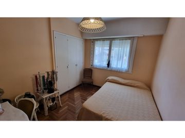 Chalet en ph, en esquina, 4 ambientes con dependencia. Barrio Chauvín.