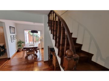 Chalet en ph, en esquina, 4 ambientes con dependencia. Barrio Chauvín.