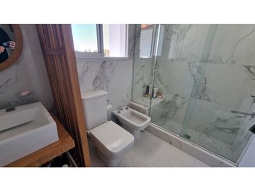 Chalet en ph, en esquina, 4 ambientes con dependencia. Barrio Chauvín.
