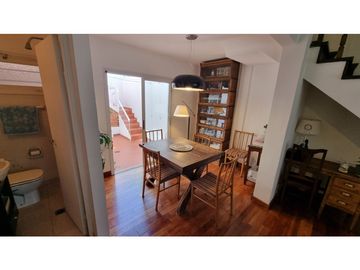 Chalet en ph, en esquina, 4 ambientes con dependencia. Barrio Chauvín.