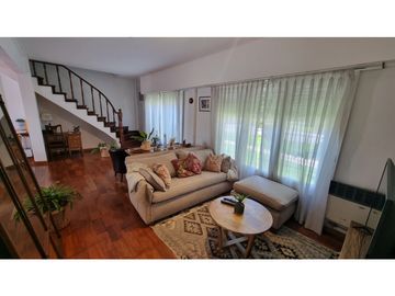 Chalet en ph, en esquina, 4 ambientes con dependencia. Barrio Chauvín.