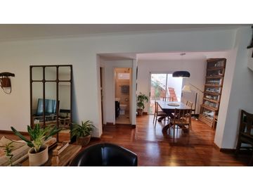 Chalet en ph, en esquina, 4 ambientes con dependencia. Barrio Chauvín.