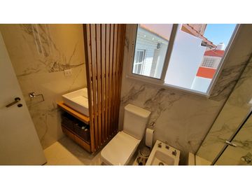 Chalet en ph, en esquina, 4 ambientes con dependencia. Barrio Chauvín.