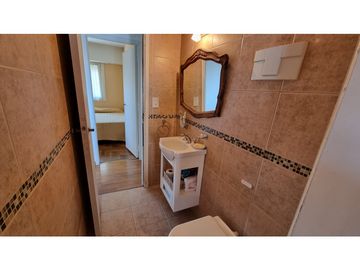 Chalet en ph, en esquina, 4 ambientes con dependencia. Barrio Chauvín.