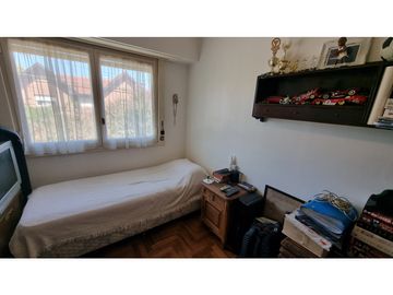 Chalet en ph, en esquina, 4 ambientes con dependencia. Barrio Chauvín.