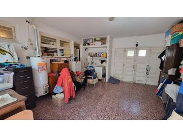 Chalet en ph, en esquina, 4 ambientes con dependencia. Barrio Chauvín.