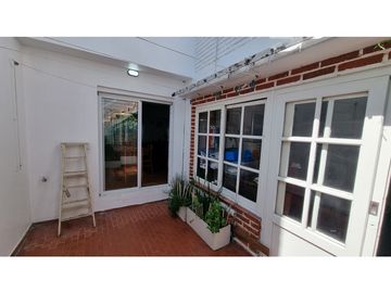 Chalet en ph, en esquina, 4 ambientes con dependencia. Barrio Chauvín.