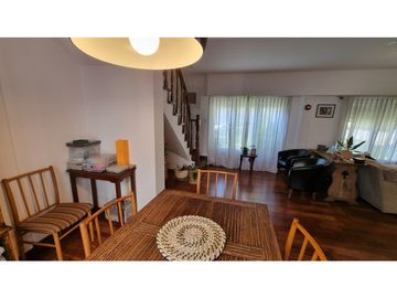 Chalet en ph, en esquina, 4 ambientes con dependencia. Barrio Chauvín.