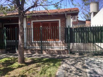 HERMOSO PH DE 3 AMBIENTES EN TORELLO E/ DANTE Y DELL EVA HURLINGHAM.
APTO CRÉDITO.