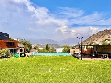 Casa en venta de 6 dorm, serv, piscina y jardin.Lo Barnechea