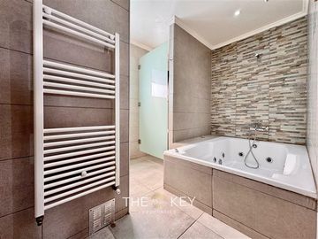 Casa en venta de 6 dorm, serv, piscina y jardin.Lo Barnechea