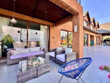 Casa en venta de 6 dorm, serv, piscina y jardin.Lo Barnechea