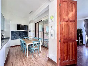 Casa en venta de 6 dorm, serv, piscina y jardin.Lo Barnechea