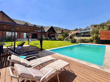 Casa en venta de 6 dorm, serv, piscina y jardin.Lo Barnechea