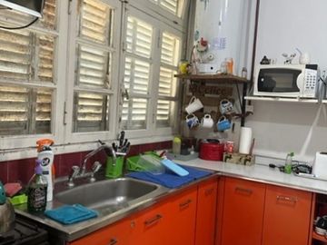 CASA CON LOCAL Y 2 PH , LOTE DE 8.66 X 27 MTS , EXC UBICACION MEDIA CUADRA DE AV ESCALADA