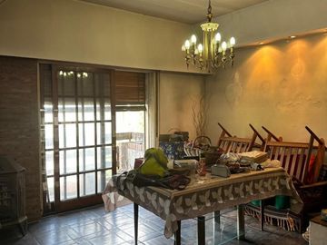 CASA CON LOCAL Y 2 PH , LOTE DE 8.66 X 27 MTS , EXC UBICACION MEDIA CUADRA DE AV ESCALADA