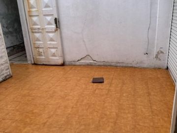 CASA CON LOCAL Y 2 PH , LOTE DE 8.66 X 27 MTS , EXC UBICACION MEDIA CUADRA DE AV ESCALADA