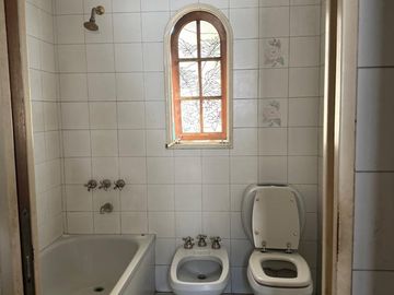 CASA CON LOCAL Y 2 PH , LOTE DE 8.66 X 27 MTS , EXC UBICACION MEDIA CUADRA DE AV ESCALADA