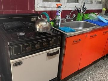 CASA CON LOCAL Y 2 PH , LOTE DE 8.66 X 27 MTS , EXC UBICACION MEDIA CUADRA DE AV ESCALADA