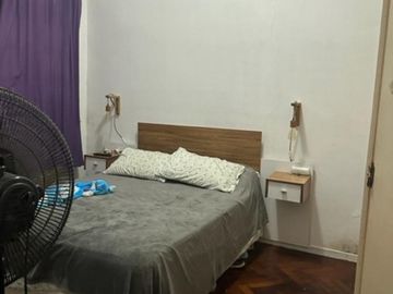 CASA CON LOCAL Y 2 PH , LOTE DE 8.66 X 27 MTS , EXC UBICACION MEDIA CUADRA DE AV ESCALADA