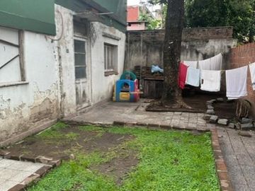CASA CON LOCAL Y 2 PH , LOTE DE 8.66 X 27 MTS , EXC UBICACION MEDIA CUADRA DE AV ESCALADA