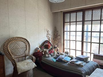 CASA CON LOCAL Y 2 PH , LOTE DE 8.66 X 27 MTS , EXC UBICACION MEDIA CUADRA DE AV ESCALADA