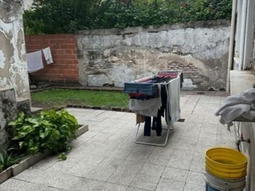 CASA CON LOCAL Y 2 PH , LOTE DE 8.66 X 27 MTS , EXC UBICACION MEDIA CUADRA DE AV ESCALADA