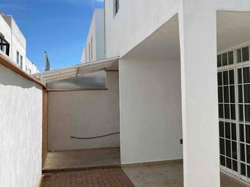 EN VENTA BONITA CASA SEMINUEVA AL SUR DE LEÓN GTO EN RESIDENCIAL EL DORADO