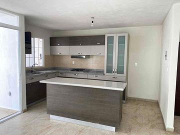 EN VENTA BONITA CASA SEMINUEVA AL SUR DE LEÓN GTO EN RESIDENCIAL EL DORADO