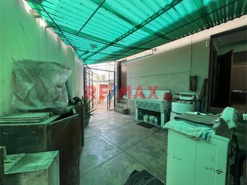 DESCRIPCIÓN CASA CALLAO – DOS PISOS

¡Espaciosa y sólida casa de 2 pisos en el corazón del Callao! Ideal para familias o inversión
Se vende amplia