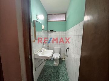 DESCRIPCIÓN CASA CALLAO – DOS PISOS

¡Espaciosa y sólida casa de 2 pisos en el corazón del Callao! Ideal para familias o inversión
Se vende amplia