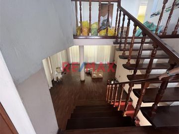 DESCRIPCIÓN CASA CALLAO – DOS PISOS

¡Espaciosa y sólida casa de 2 pisos en el corazón del Callao! Ideal para familias o inversión
Se vende amplia