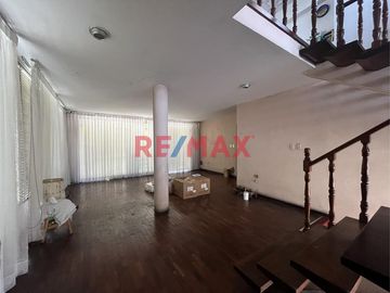DESCRIPCIÓN CASA CALLAO – DOS PISOS

¡Espaciosa y sólida casa de 2 pisos en el corazón del Callao! Ideal para familias o inversión
Se vende amplia