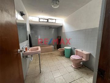 DESCRIPCIÓN CASA CALLAO – DOS PISOS

¡Espaciosa y sólida casa de 2 pisos en el corazón del Callao! Ideal para familias o inversión
Se vende amplia