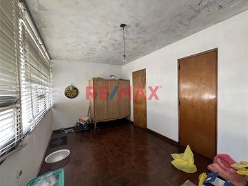 DESCRIPCIÓN CASA CALLAO – DOS PISOS

¡Espaciosa y sólida casa de 2 pisos en el corazón del Callao! Ideal para familias o inversión
Se vende amplia