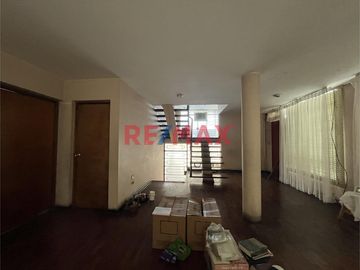 DESCRIPCIÓN CASA CALLAO – DOS PISOS

¡Espaciosa y sólida casa de 2 pisos en el corazón del Callao! Ideal para familias o inversión
Se vende amplia