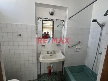 DESCRIPCIÓN CASA CALLAO – DOS PISOS

¡Espaciosa y sólida casa de 2 pisos en el corazón del Callao! Ideal para familias o inversión
Se vende amplia