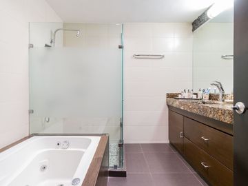 EN VENTA Casa  en Rio Escondido con seguridad , a pasos de Lomas Hipodromo