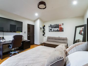 EN VENTA Casa  en Rio Escondido con seguridad , a pasos de Lomas Hipodromo