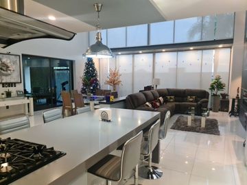 Casa en Venta en Vista Real, Club Hípico, Diseño de Autor, Alberca..