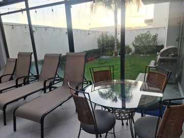 Casa en Venta en Vista Real, Club Hípico, Diseño de Autor, Alberca..