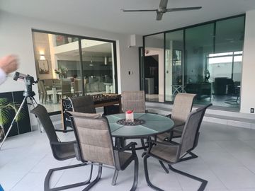 Casa en Venta en Vista Real, Club Hípico, Diseño de Autor, Alberca..
