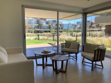 Excelente Depto En 1 Planta Con Jardín En Las Piedras