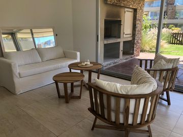 Excelente Depto En 1 Planta Con Jardín En Las Piedras